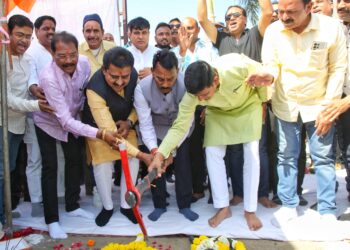 Indore में Advanced Academy से Ring Road तक सड़क का भूमिपूजन करते, मंत्री तुलसीराम सिलावट, महापोर पुष्यमित्र भार्गव और सांसद शंकर लालवानी