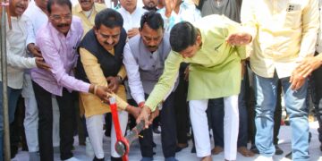 Indore में Advanced Academy से Ring Road तक सड़क का भूमिपूजन करते, मंत्री तुलसीराम सिलावट, महापोर पुष्यमित्र भार्गव और सांसद शंकर लालवानी