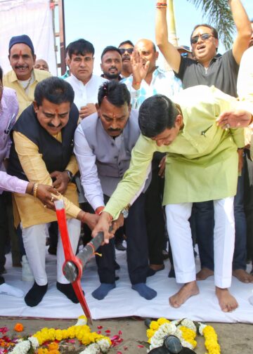 Indore में Advanced Academy से Ring Road तक सड़क का भूमिपूजन करते, मंत्री तुलसीराम सिलावट, महापोर पुष्यमित्र भार्गव और सांसद शंकर लालवानी