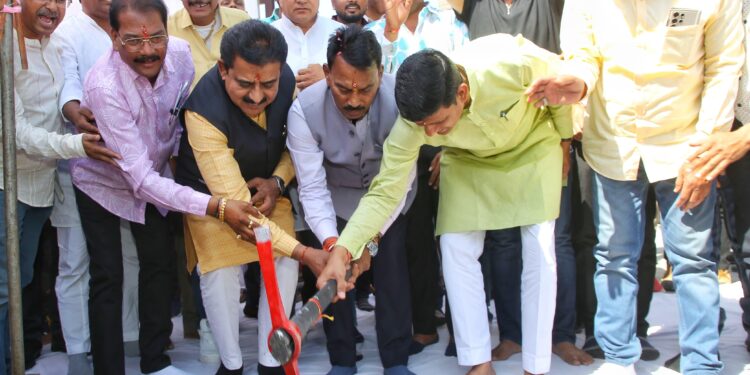 Indore में Advanced Academy से Ring Road तक सड़क का भूमिपूजन करते, मंत्री तुलसीराम सिलावट, महापोर पुष्यमित्र भार्गव और सांसद शंकर लालवानी