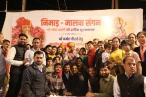 माँ नर्मदा चौराहे पर मालवा-निमाड़ संगम ने महापोर पुष्यमित्र भार्गव का अभिनंदन किया