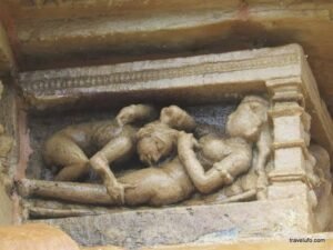 मंदिर पर बनाई हुई कामुक प्रतिमा